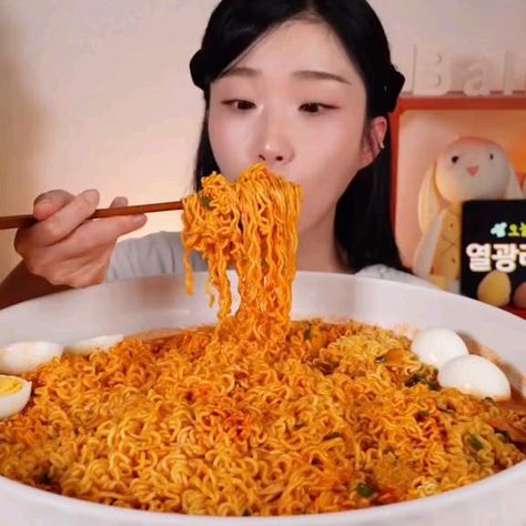 Eating Noodles, Satisfying Eats, Amazing Food Videos, Asmr Eating, Spicy Noodles, Food Vids, Yummy Comfort Food, Corn Dogs, Food Videos Desserts