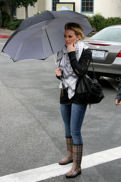 Loving the burberry rain boots on Hilary Duff, so cute. Cute Rain Outfits, Rain Boot Outfit, Hilary Duff Style, Rain Fashion, Burberry Rain Boots, Rain Outfit, Rainy Day Fashion, Celebrity Pics, Hilary Duff