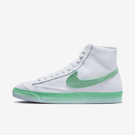 Let your style bloom with the warmer weather. The Nike Blazer Mid '77 started in basketball and over the decades became a staple for those who love the retro look and the premium feel. Bold green accents and an extra-soft Swoosh logo keep your look fresh and new. Nike Blazer Mid 77 Green, Nike Blazer Mid 77 Women, Nike Blazer Mid 77 White, Nike Blazers, Streetwear Shoes, Nike Blazer Mid 77, Look Retro, Nike Blazer Mid, Nike Blazers Mid