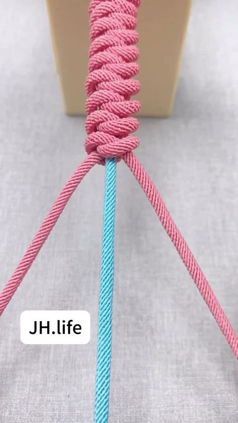 JH.Life | How easy to make snake knot | Instagram Rope Bracelets Tutorial, Light Purple Wallpaper, Make Bracelet, Snake Knot, Macrame Bracelet Patterns, Knit Bracelet, Paracord Projects, Bracelet Shop, Jewelry Making Bracelet