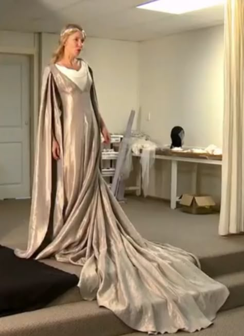 Galadriel's dress from The Hobbit Galadriel Costume, Galadriel Cosplay, Galadriel Dress, Hobbit Costume, Elven Costume, Lotr Costume, The Hobbit Movies, Elf Costume, Fantasy Dresses