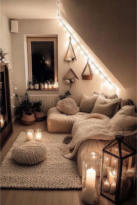 Boho Chic Living Room Ideas, Hygge Room, Chic Boho Living Room, Chill Room Ideas, Cozy Sitting Area, Boho Ideas, Boho Chic Living Room, Slanted Ceiling, Chill Room