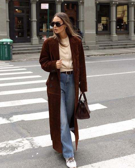 Madina Archakova | brown suede ♥️ this @madewell x @alexachung trench coat is LOVE #suede #trenchcoat #falloutfits #casualoutfit | Instagram Brown Trench Coat Outfit, Suede Trench Coat, Brown Trench Coat, Perfect Fall Outfit, Early Fall Outfit, Brown Shades, Alexa Chung, Fall Street Style, Fall Outfit