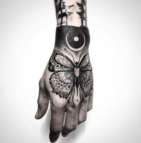 Butterfly Hand Tattoo Butterfly Hand Tattoo, Petit Tattoo, Tattoo Trend, Hand Tats, Inspiration Tattoos, Hand Tattoos For Guys, 문신 디자인, Hand Tattoo, Pattern Tattoo