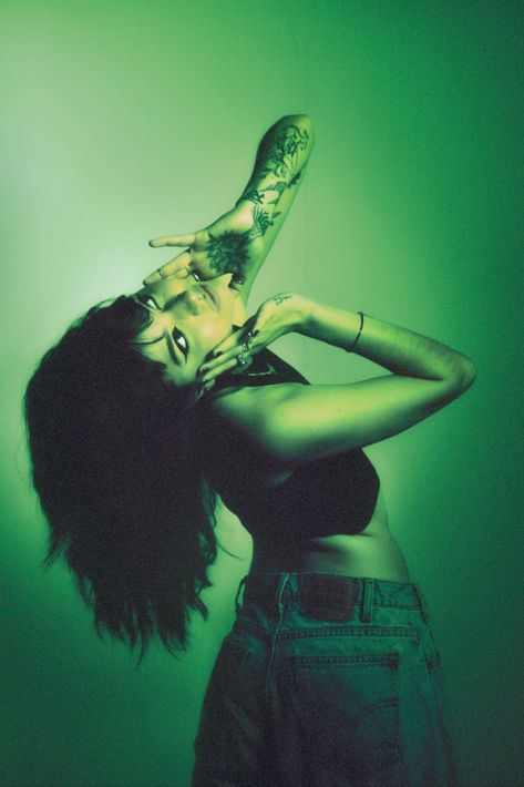 Green Lighting Photoshoot, Color Theme Photography, Photography Edit Ideas, Dark Green Backdrop Photoshoot, Creative Full Body Portrait Photography, 90s Aesthetic Profile Picture, Green Studio Photoshoot, Photography Edits Creative, Alternative Studio Photoshoot