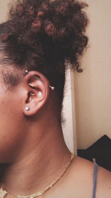 Instudrial Piercing, Indistruel Piercing, Ear Piercings Bar, Bar Ear Piercing, Industrial Piercing Jewelry, Cool Ear Piercings, College Fits, Cute Piercings, Industrial Piercing