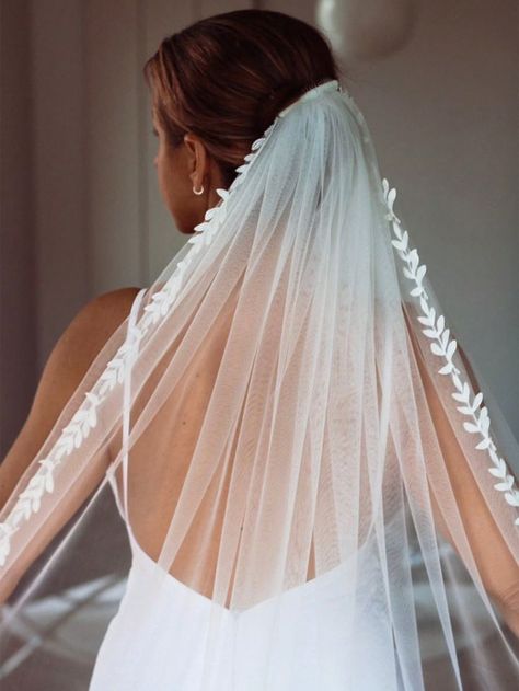 1pc Bride'S Single Layer Leaf Floral Decor Wedding Veil With Lace Edge ForI discovered amazing products on SHEIN.com, come check them out! Simple Veil Wedding, Wedding Hair Veil, Wedding Veil Ideas, Veil With Lace Trim, Boho Veil, Dramatic Dress, Boho Wedding Veil, Simple Gown, Veil With Lace