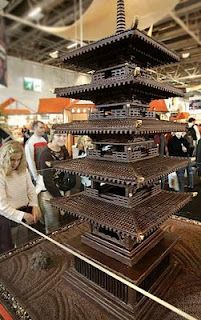 Chocolate Pagoda - Visitors look at a chocolate pagoda during the Chocolate Show which gathers chocolate makers from all over the world in Paris, 2004. Chocolate Sculptures Art, Chocolate Showpiece, Sugar Addict, Chocolate Sculpture, Chocolate Sculptures, Chocolate Work, Chocolate Creations, Chocolate Bunnies, Food Sculpture