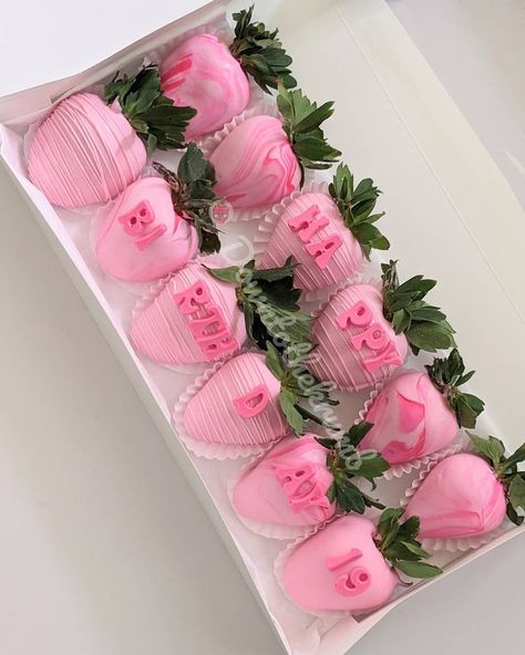 Pink Chocolate Covered Strawberries Birthday, Pink Birthday Strawberries, Pink Chocolate Covered Strawberries, Birthday Strawberries, Pink Strawberries, Chocolate Covered Strawberry Recipe, Strawberry Treats, Chocolate Covered Strawberries Bouquet, Birthday Dessert