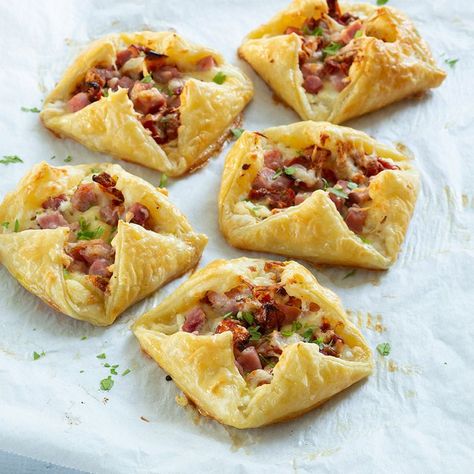 Bladerdeeg hapjes met ham en kaas - Leuke recepten Patty Food, Brunch Party Recipes, Spinach Cheese, Cheese Pastry, Party Recipes, Snacks Für Party, Brunch Party, Lazy Sunday, Ham And Cheese