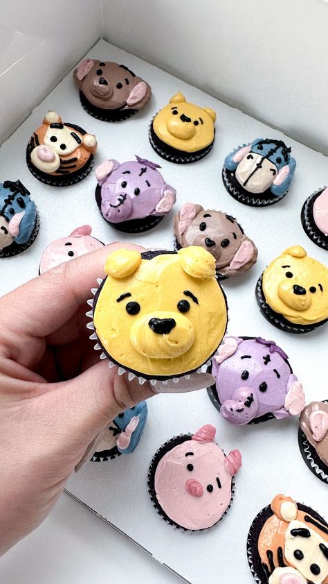 Decoration For Cupcakes, Frosted Cupcakes Ideas, Winnie The Pooh Face Cake, Food Theme Cupcakes, Disney Cake Ideas Easy, Winnie The Pooh Cupcake Cake, Cute Cupcake Designs Easy, Cool Cupcake Designs, Easy Winnie The Pooh Cake