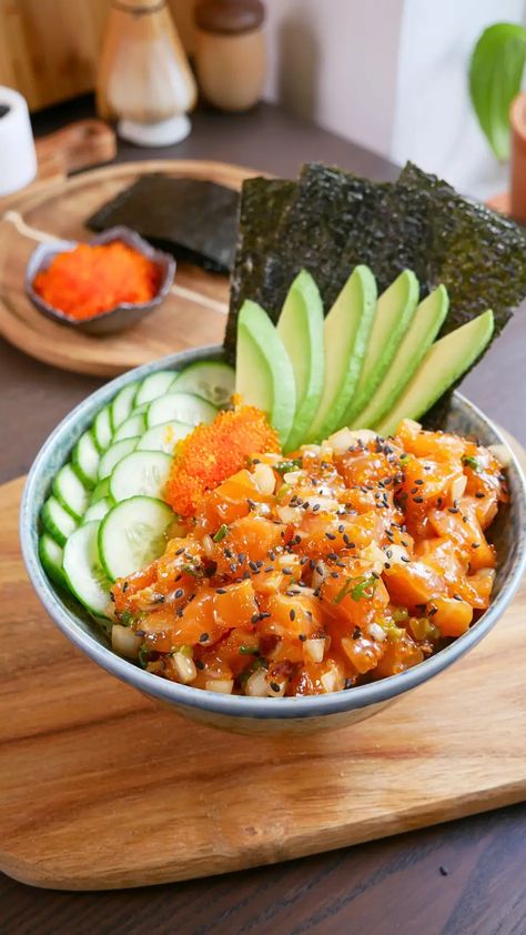 Salmon Poke Recipe, Hawaiian Salmon, Hawaiian Poke, Poke Recipe, Salmon Poke, Hawaiian Food, Healthy Recipies, Savory Sauce, Asian Dishes