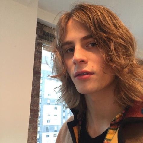 fred weasley || harry potter Nicola Wincenc, Long Hair Guys, Boy Long Hair, Man With Long Hair, 70s Hair, Boys Long Hairstyles, Corte De Cabelo Masculino, Shag Haircut, Valerian