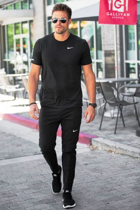 30 Best Sports Outfits For Men To Try - Instaloverz Guys Athleisure, Black Nike Outfit, Nike Outfits Men, Mens Athletic Fashion, Mens Fashion Nike, Black Mode, Nike Images, Nike Clothes Mens, Nike Outfit