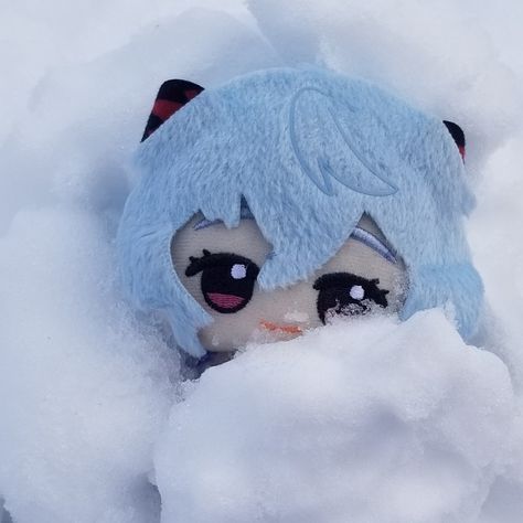 Ganyu Genshin Impact Plushie in snow Ganyu Kinnie, Ganyu Plush, Ganyu Aesthetic, Matchbox Cars Display, Genshin Plushies, Genshin Memes, Its Cold, Room Stuff, Matchbox Cars