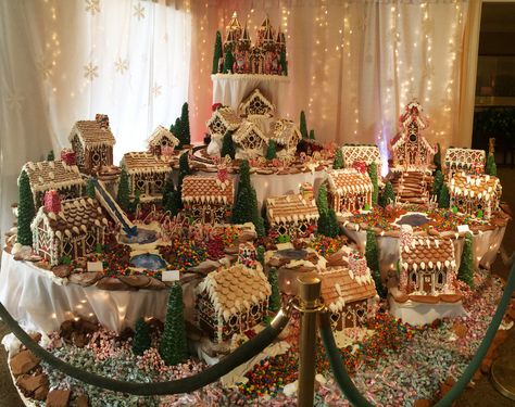 Chef Darrin Aoyama of River Oaks Country Club built this gingerbread city crowned with Santa’s hilltop castle! How do you “like” this sweet city? #AUIFineFoods #gingerbread Gingerbread City Ideas, Gingerbread Town Christmas Villages, Gingerbread Christmas Village, Hilltop Castle, Gingerbread City, Gingerbread Castle, Gingerbread Art, Gingerbread Creations, Candy Room