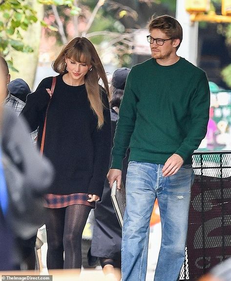 Taylor Swift And Joe Alwyn, Joe Taylor, Joe Alwyn, Taylor Swift Street Style, Photos Of Taylor Swift, Taylor Swift Fearless, Estilo Taylor Swift, All About Taylor Swift, Type Style