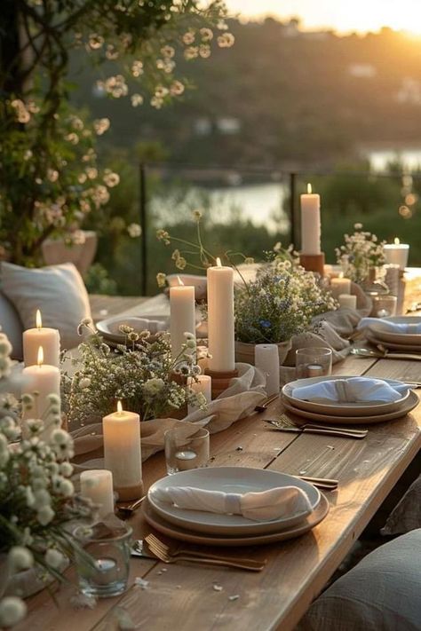 Outside Dinner Table Setting, Farm Table Dinner Party, Outdoor Tablescapes Ideas, At Home Wedding Decorations, Minimal Dinner Party, Backyard Party Decorating Ideas, Party Food Decorations Ideas, New Home Party Ideas, Outdoor Table Setting Ideas