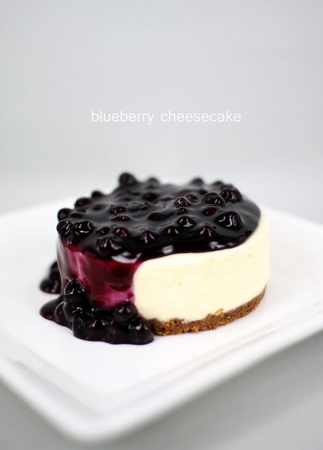 Cheesecake Photos, Cheesecake Decoration, No Bake Blueberry Cheesecake, Mousse Cake Recipe, Christmas Themed Cake, Raspberry Desserts, Cake Cafe, Party Sweets, Dessert Photography