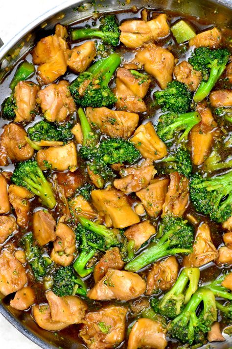 This Chicken and Broccoli Stir Fry is a super quick and easy dinner that's full of flavor and nutrition. Chicken And Broccoli Stir Fry, Carrot Recipes Side Dishes, Chicken Broccoli Stir Fry, Stainless Steel Skillet, Broccoli Soup Recipes, Sausage Dishes, Weight Watchers Chicken, Healthy Lunch Meal Prep, Broccoli Stir Fry