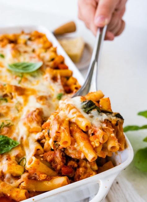 This easy baked ziti is comforting, delicious and perfect for feeding a crowd! It combines tender ziti noodles and vegetables with a ground turkey marinara sauce all topped with mozzarella cheese. Turkey Marinara Sauce, Ziti Noodles, Personalized Cookbook, Ground Turkey Recipes Easy, Parmesan Spaghetti, Easy Baked Ziti, Marinara Sauce Recipe, Baked Turkey, Easy Healthy Meal Prep