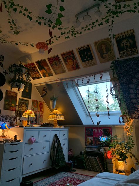 Grunge Attic Bedroom, Attic Room Ideas Slanted Walls, 60s Bedroom Aesthetic, Cozy Attic Bedroom, Bedroom Ideas Hippie, Hippie Room, Cool Room Decor, Room Vibes, Hippy Room