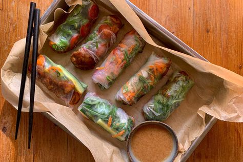 Rainbow Roll, Vietnamese Spring Rolls, Healthy Lunch Snacks, Busy Woman, Healthy Lunchbox, Light Dinner, Healthy Diet Recipes, Woman Looking, Wrap Recipes