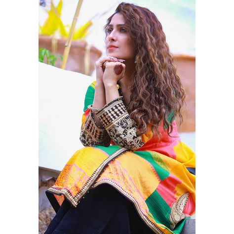 Crimping Hairstyles Indian Wedding, Crimping Hairstyles, Crimp Hairstyles, Crimped Hairstyles, Hairstyles Indian Wedding, Pak Actress, Pakistan Beauty, Crimped Hair, Ayeza Khan