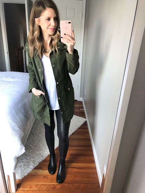 Rainy Day Outfit Casual, Rain Boot Outfit, Chelsea Boots Outfit, Rain Outfit, Rainy Day Fashion, Look Legging, Cold Weather Outfit, Booties Outfit, Outfit Jeans