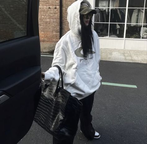 Clothes Baggy Pants, Baggy Clothes Outfit, Hoodie Street Style, Clothes Baggy, Outfit Hoodie, Super Rich Kids, Baggy Clothes, Hoodie White, Photoshoot Concept