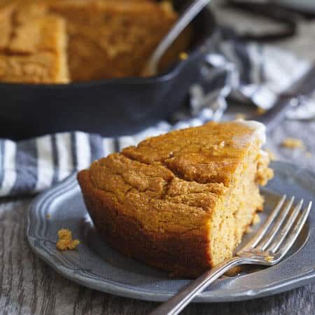 Vanilla pumpkin skillet cornbread will make you SO glad it’s after October 1st. The addition of vanilla bean paste makes this delicious side dish elegant too. Stage Inspiration, Savory Apple Recipes, Sabra Hummus, Pumpkin Cornbread, Cornbread Recipes, Food Deserts, Fall Recipes Pumpkin, Skillet Cornbread, Sweet Cornbread