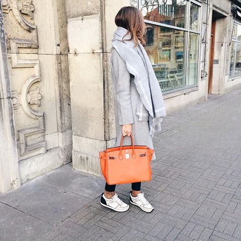 Orange hermes birkin bag winter outfit coat sneakers Winter Outfit Coat, Green Hermes, Pink Hermes, Street Style Handbags, Kelly Hermes, Outfit Coat, Orange Outfits, Hermes Birkin Bag, Purse Outfit