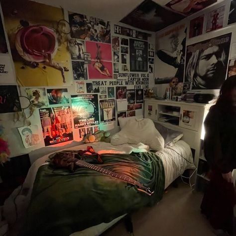 Room With A Bunch Of Posters, Grunge Bedroom Small Room, Cool Room With Posters, Rooms With Posters Aesthetic, Room Filled With Posters, Small Room Ideas Grunge, Room With A Lot Of Posters, Band Poster Bedroom, Small Bedroom Ideas Grunge