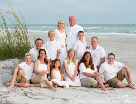 Family Beach Pictures Poses, Wedding Pictures Beach, Beach Photoshoot Family, Family Photo Colors, Big Family Photos, Beach Photography Family, Large Family Photos, Family Beach Portraits, Fun Family Photos