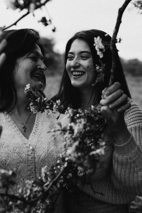 Mother and daughter photoshoot in a wild field Mother And Daughter Photoshoot, Mother Daughter Pictures, Daughter Photoshoot, Mother Daughter Photoshoot, Mother Daughter Photos, Senior Ideas, Graduation Photography Poses, London Photographer, Graduation Photography