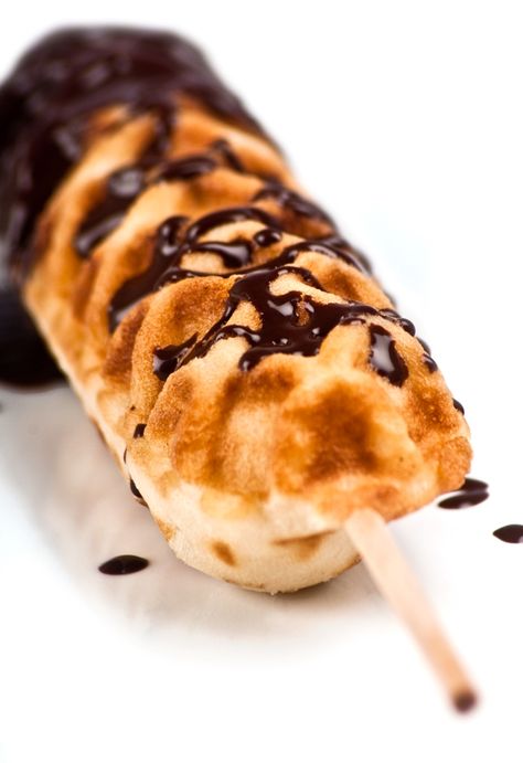 Waffles on a stick (Spain) - Move over cake pops! Waffles On A Stick, Waffle Stick, Waffle Donuts, Waffle Pops, Stick Food, Waffle Sticks, Food On Sticks, Pop Stick, Cherry Hill