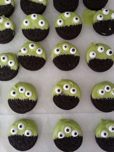 Buzz lightyear party food! Oreos dipped in chocolate and added the alien eyes :-) Toy Story Alien Oreos, Space Themed Shower Ideas, Alien Themed Desserts, Alien Themed Snacks, Alien Charcuterie Board, Buzz Lightyear Dessert, Alien Food Ideas Parties, Fruit Spaceship, Alien Appetizers