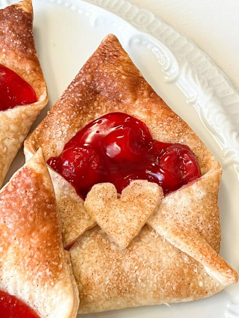 Make this easy, yummy and adorable Valentine’s Day recipe! Valentines Food Easy, Savory Valentine Treats, Pastry For Valentines Day, Valentine’s Day Sandwiches, Valentines Foccacia, Valentines Food Savory, Valentines Day Tart, Valentines Food Breakfast, Valentine’s Day Lunch