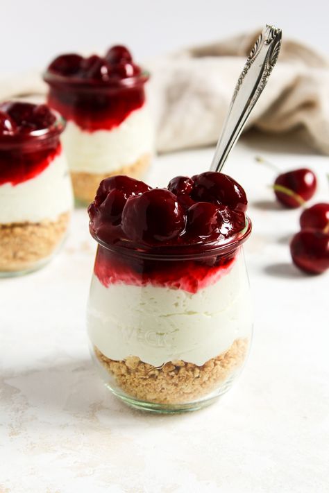 Fresh seasonal cherries make the perfect topping to these no-bake cherry cheesecake parfaits.  An easy 4-ingredient filling thats light, fluffy and a balance between mousse and cheesecake. #nobakedessert #cherrydessert No Bake Cheesecake Filling, No Bake Cherry Cheesecake, Cheesecake Parfaits, Vanilla Cheesecake, Bowl Cake, Cherry Desserts, Cherry Cheesecake, Creamy Cheesecake, Savoury Cake