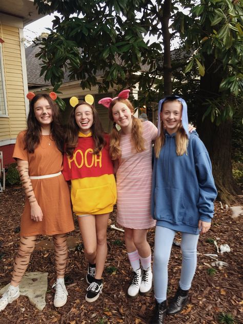 Winnie The Pooh Costumes, Disfarces Halloween, Girl Group Halloween Costumes, Winnie The Pooh Costume, Best Group Halloween Costumes, Cute Group Halloween Costumes, Halloween Costumes For Teens Girls, Photos Bff, Bff Halloween Costumes