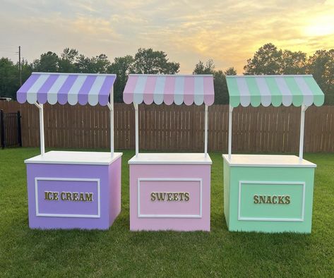 Boujee Lemonade Stand, Diy Ice Cream Stand Birthday Parties, Diy Food Cart Ideas, Diy Candy Bar Stand, Carnival Stall Ideas, Party Carts Ideas Diy, Candy Cart Birthday, Food Stall Decoration Ideas Fair, Ice Cream Booth Design