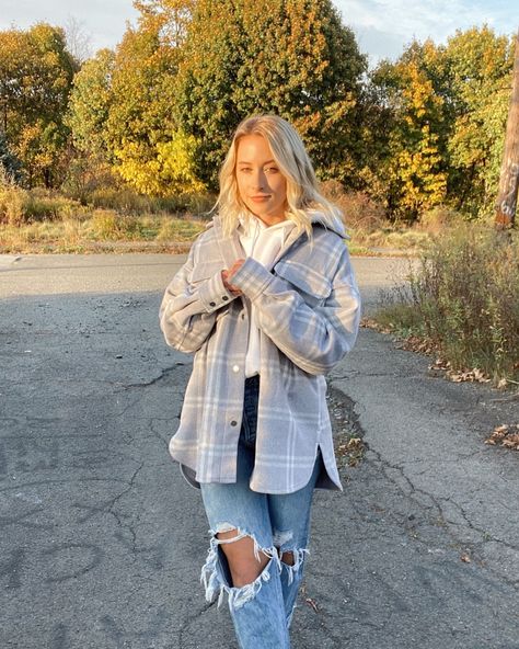 Hoodie Shacket Outfit, Hoodie And Shacket Outfit, Fall Outfit Inspo 2022 Casual, Fall Hipster Outfits Women, Cute Shacket Outfits, Fall Outfits With Shackets, Fall Outfits Hoodies, Jeans With Hoodie Outfit, Oversized Fall Outfits