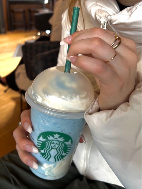 Blue Drink Starbucks, Cinnamoroll Starbucks Drink, Aesthetic Starbucks Drinks, Blue Starbucks Drink, Blue Coffee Aesthetic, Blueberry Drinks, Raspberry Drink, Secret Starbucks Recipes, Boba Drink