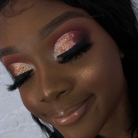 Burgundy Quince Makeup, Full Cut Crease Eye Makeup, Eyeshadow Cut Crease, Eyelid Makeup, Grad Makeup, Quince Makeup, Gold Cut Crease, Glitter Cut Crease, Cut Crease Eye Makeup