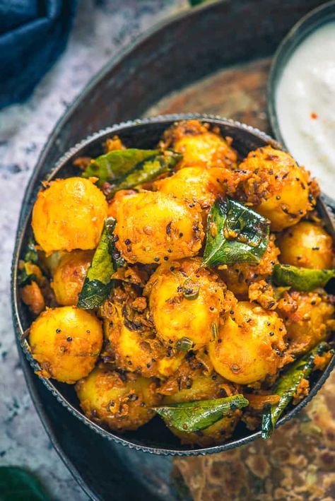 Bombay Potato Recipe, Bombay Potatoes, Indian Side Dishes, Malai Kofta, Indian Bread, Curry Dishes, Potato Recipe, Baby Potatoes, Indian Food Recipes Vegetarian