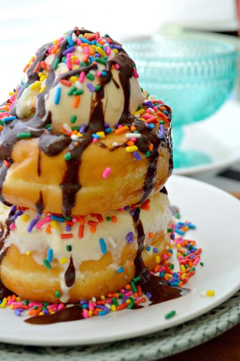 Easy To Make Donut Ice Cream Cake - Kids finished school and I thought an indulgent dessert that’s also fun to make would be perfect to start off the Summer Donut Ice Cream Cake Birthday, Ice Cream Breakfast Ideas, Donut Sundae, Donut Desserts, Donut Ice Cream, Donut Dessert, Cake Kids, Delicious Donuts, Dessert Pictures