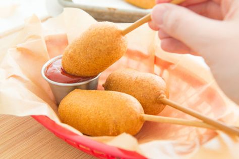 How to Make Homemade Corn Dogs. It's really easy! Corndog Batter Recipe, Leftover Corn, Corn Dog Batter, Homemade Corn Dogs, Homemade Corndogs, Dog Cake Recipes, Corndog Recipe, Easy Corn, Batter Recipe