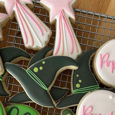 Megan on Instagram: "I had Wicked ring tones in high school. I remember my phone going off in math class to the tune of “Popular” (looking back I was probably made fun of for that one). Wicked was my absolute obsession for years. Excited to see the movie this weekend and honored to have made these cookies for my friends at @segerstromarts. 💚🩷" Wicked Sugar Cookies, Wicked Cookies Decorated, Wicked Cookies, Wicked Cake, Prom Birthday Party, T Party, Hat Cookies, Birthday Things, Prom Birthday