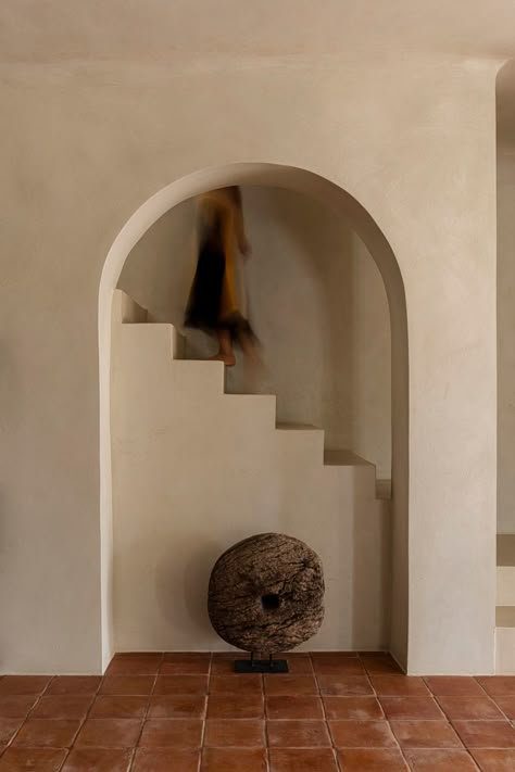 Ancient Greece Interior Design, Greek Stone House Interior Design, Mykonos Villas Luxury Interior, Cycladic Architecture Interior, Greek Sculpture Interior Design, Greek Decor, India Architecture, Renovation Architecture, Japan Architecture