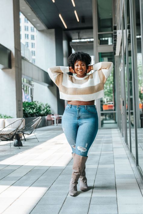 Black Crop Sweater Outfit, How To Style Crewneck, Crop Sweater Outfit, Cropped Sweatshirt Outfit, Chunky Sweater Outfit, Cropped Sweater Outfit, Black Crop Sweater, Striped Cropped Sweater, Cold Weather Outfits Winter